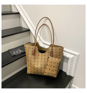 Gros plan du sac cabas marron à motif ours avec sa pochette assortie en cuir PU