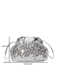 Borsa a mano con paillettes argento e catena di perle, dimensioni 22,5x15x7cm su fondo bianco