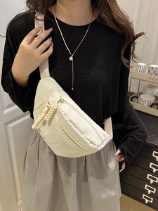 Riñonera minimalista de pana beige para mujer con tiradores de cremallera trenzados