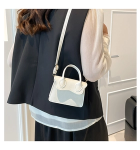 Vue détaillée du mini sac blanc en cuir grainé avec finitions dorées et bandoulière fine