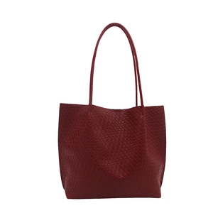 Sac cabas rouge en cuir tressé à la main avec grande capacité et fines bretelles pour femme