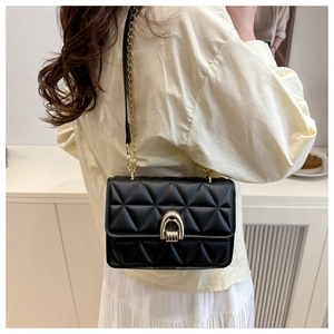 Detail der schwarzen Stepptasche mit goldener Kette und elegantem Metallverschluss