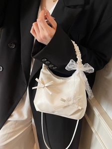 Sac hobo blanc chic avec nœuds en dentelle et poignée froncée style balletcore