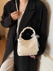 Sac à main chic en cuir crème avec des nœuds de style ballet et une poignée nuage