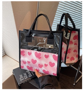 Dettaglio della borsa rosa con cuori, top in PVC trasparente e testo motivazionale