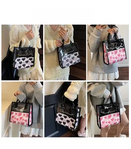 Vedute dettagliate della borsa tote in PVC trasparente con motivi a cuore e manici neri