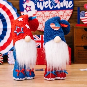 Detalle macro de gnomos patrióticos con patrones de estrellas y corazones en gorros