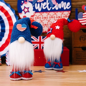 Detalle de gnomos artesanales del Día de la Independencia con patrones de bandera y barbas blancas