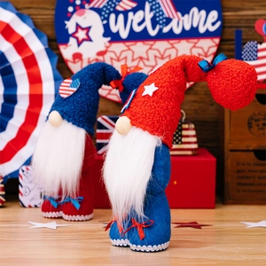 Detalle de dos gnomos patrióticos del Día de la Independencia con gorros de punto y estrellas