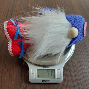 Primer plano detallado del gnomo de peluche de 11,1g para el Día de la Independencia