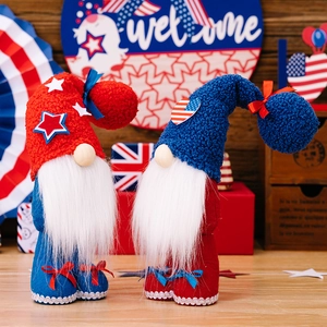 Gnomos patrióticos de peluche del 4 de julio con estrellas y rayas sobre fondo de madera