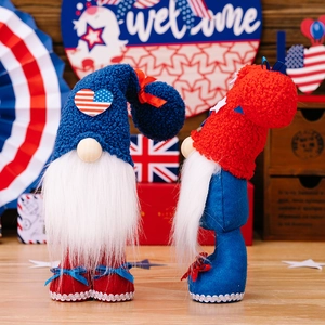 Gnomos patrióticos del 4 de julio con sombreros de punto y corazones de bandera en madera