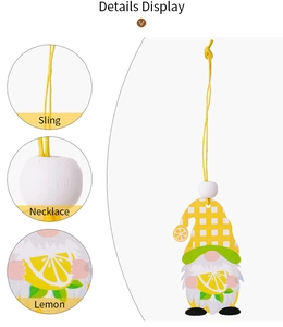 Detalle del adorno de madera de gnomo de verano con cordón amarillo, cuenta y limón