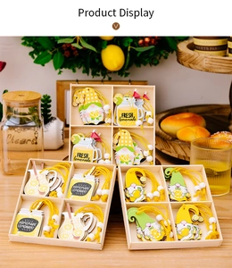 Detalle de adornos de madera de gnomos limón en caja de madera con cuentas blancas