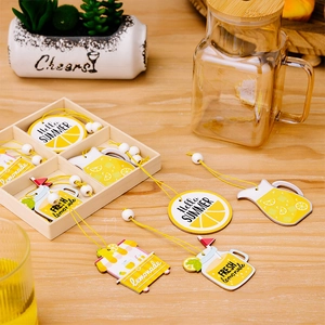 Detalle de adornos de verano de madera con tema limón y texto Hello Summer en mesa