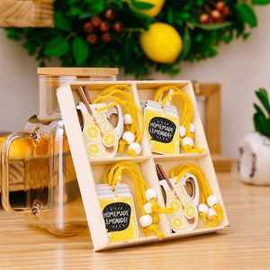 Detalle de colgantes de madera con tema de limonada en una bandeja de cuatro compartimentos