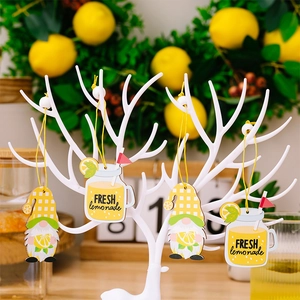 Detalle de gnomos de limón de madera y vasos de limonada colgados en un soporte blanco