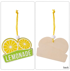 Détail montrant le recto et le verso du pendentif en bois citron avec texte et perles