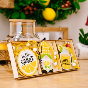 Détail de décorations en bois citron avec perles et boîte pour décoration d'été