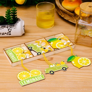 Détail de suspensions d'été en bois citron avec perles jaunes dans une boîte en bois