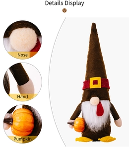 Detailaufnahme von Zwergnase, Hand und Mini-Kürbis auf weißem Hintergrund für Erntedank