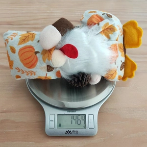 Nahaufnahme des Gewichts von 146,4 g für diese herbstliche Thanksgiving-Zwerg-Dekofigur