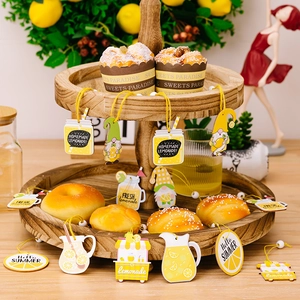 Set de adornos colgantes de madera con gnomos y limones de verano en una bandeja decorativa