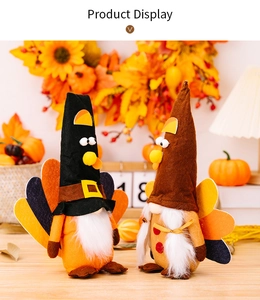 Détail de deux gnomes de Thanksgiving avec des décorations de plumes de dinde colorées