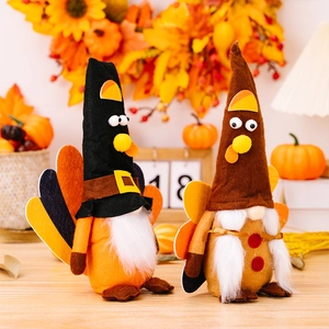 Détails de gnomes du festival des récoltes avec plumes de dinde et décor d'automne