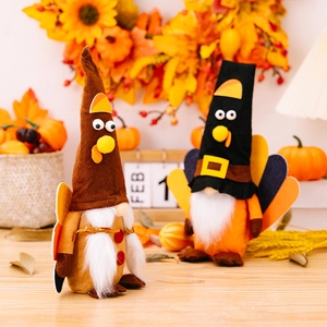 Gros plan de deux gnomes d'automne avec détails de dinde et décor de feuilles mortes