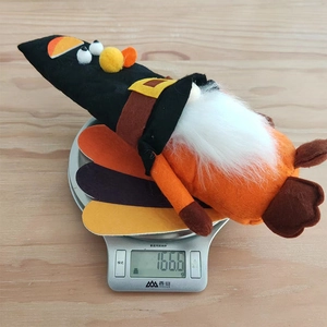 Vue détaillée du gnome de dinde de Thanksgiving sur une balance affichant 166,6 g