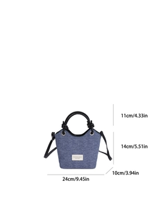 Borsa a secchiello in denim blu con manici neri e misure su sfondo bianco
