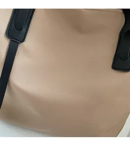Détail de la texture douce du tissu et de l'imprimé lettres noires sur ce sac fourre-tout