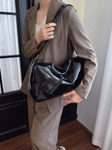 Large capacity shiny black patent leather shoulder bag with side metal zipper for women