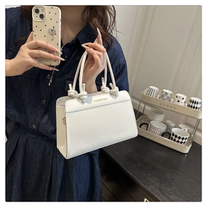 Détails du sac à main blanc avec poignées nouées et inscription Fashion Bag imprimée
