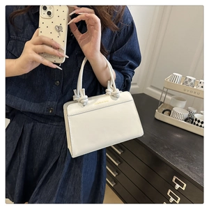 Gros plan du sac à main en cuir blanc avec poignée en corde tressée et logo gaufré