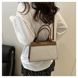 Détail du sac bandoulière en toile avec bordure en cuir marron et texte Fashion Bag