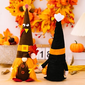 Herbstliche Erntedank-Truthahn-Gnome mit Kürbissen und Sonnenblumen-Dekoration