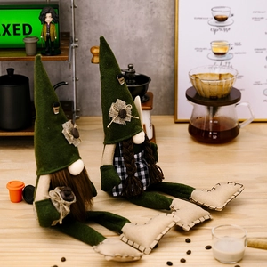 Makroansicht von Kaffee-Gnomen mit Filzhüten und Deko-Bohnen in einer gemütlichen Szene