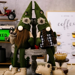 Detail von Kaffee-Wichtel-Paar mit Filzhüten, geflochtenen Bärten und Kaffeebohnen-Emblemen