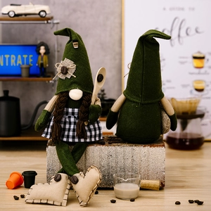 Detail der Kaffee-Gnom-Puppe mit Zöpfen, Holzlöffel und COFFEE-Etikett am Hut