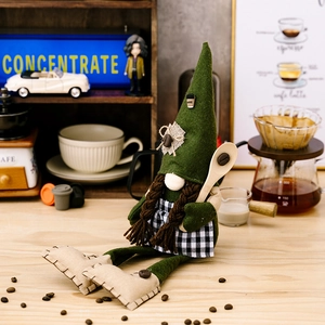 Detail eines Kaffee-Gnomes mit grünem Spitzhut, Holz löffel und Kaffeebohnen-Akzenten