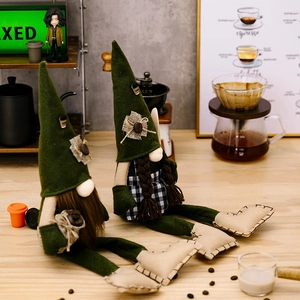 Zweiteiliges Kaffeewichtel-Set mit langen Beinen und spitzem Hut mit Kaffeebohnen