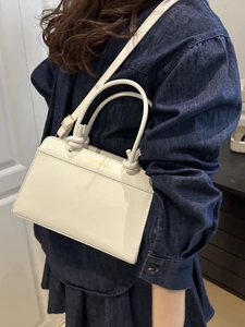 Sac bandoulière minimaliste en cuir PU blanc avec poignée nouée et texte doré