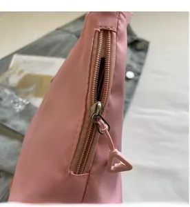 Nahaufnahme der rosa Stofftasche mit glattem Metallreißverschluss und Dreiecks-Schieber