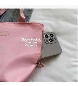 Detail einer rosa Nylontasche mit Reißverschluss und viel Platz für ein Smartphone