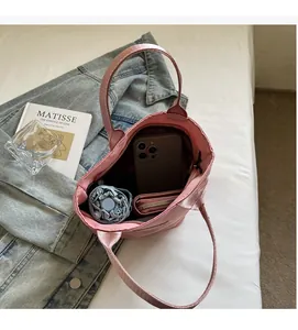 Innenansicht mit großem Fassungsvermögen für Handy, Geldbörse und Schirm in der pinken Tasche