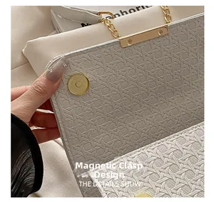Détail de la texture tressée du sac crème avec fermeture à boucle magnétique dorée sécurisée