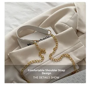 Détail du sac bandoulière blanc texturé avec bandoulière confortable et chaîne dorée