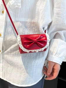 Sac à bandoulière rouge avec gros nœud et dentelle sur cuir synthétique brillant